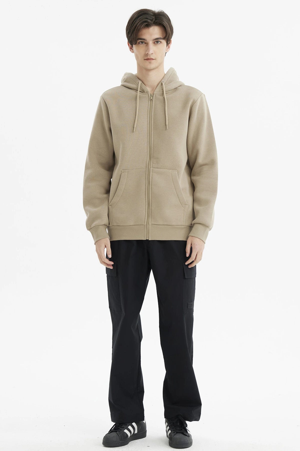 Polerón hombre kaki con cierre completo y capucha lisa ideal para un look casual y cómodo