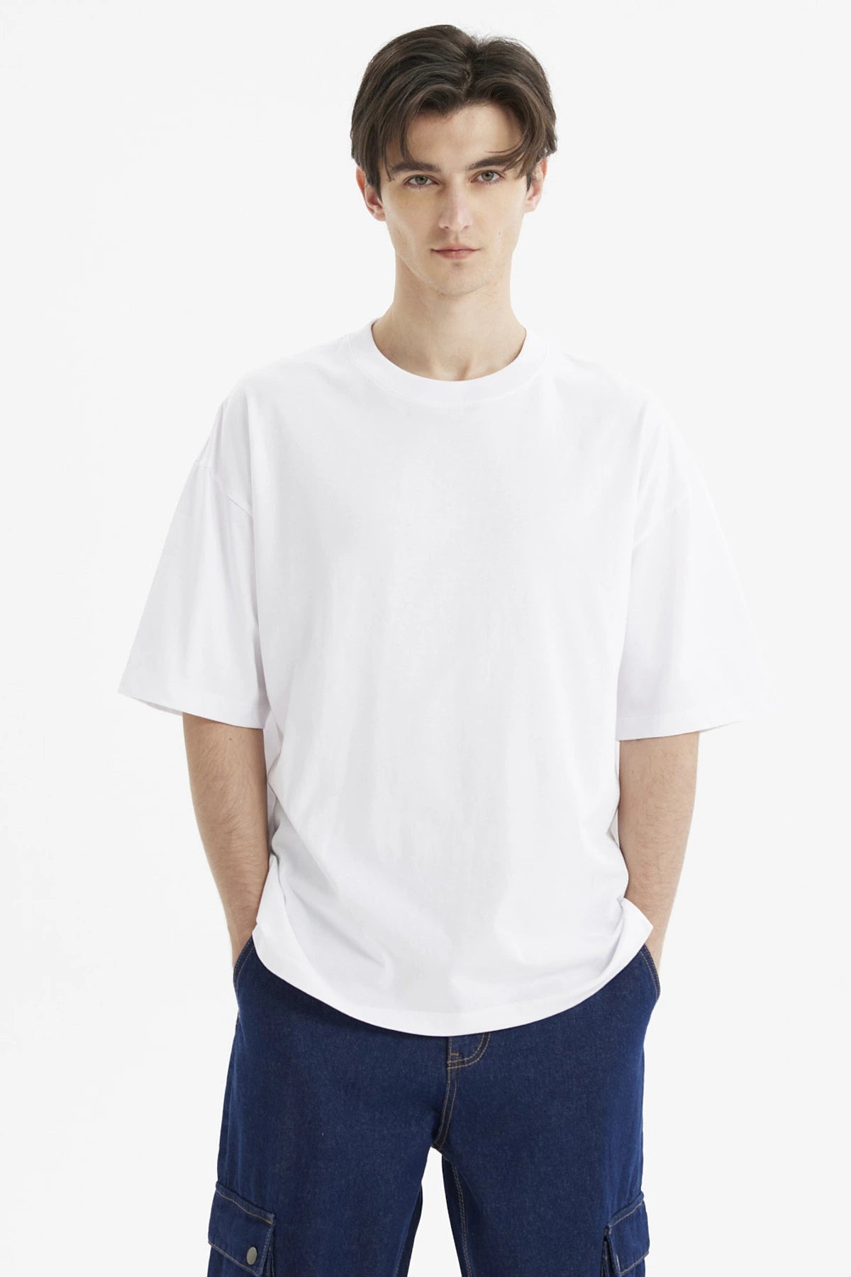 Polera oversize blanca de hombre lisa 100% algodón con mangas cortas y corte relajado