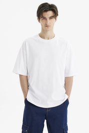 Polera oversize blanca de hombre lisa 100% algodón con mangas cortas y corte relajado