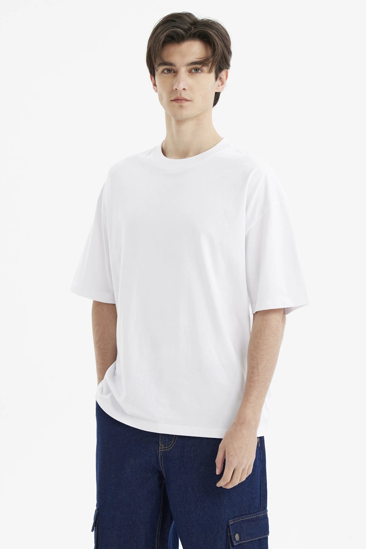 Polera oversize blanca de hombre lisa 100% algodón con mangas cortas y corte relajado