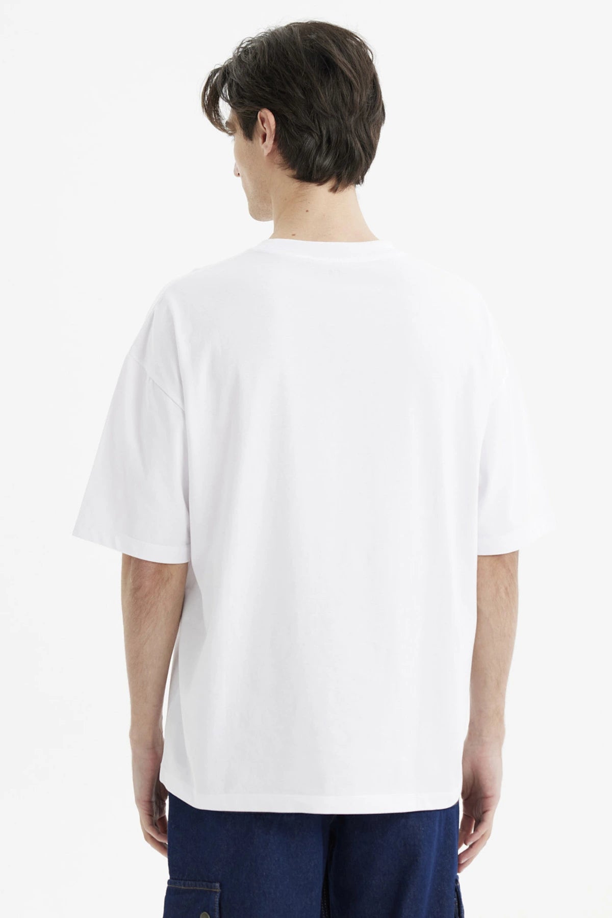Polera oversize blanca de hombre lisa 100% algodón con mangas cortas y corte relajado