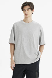 Polera oversize gris melange de hombre con diseño liso ideal para un look relajado y moderno