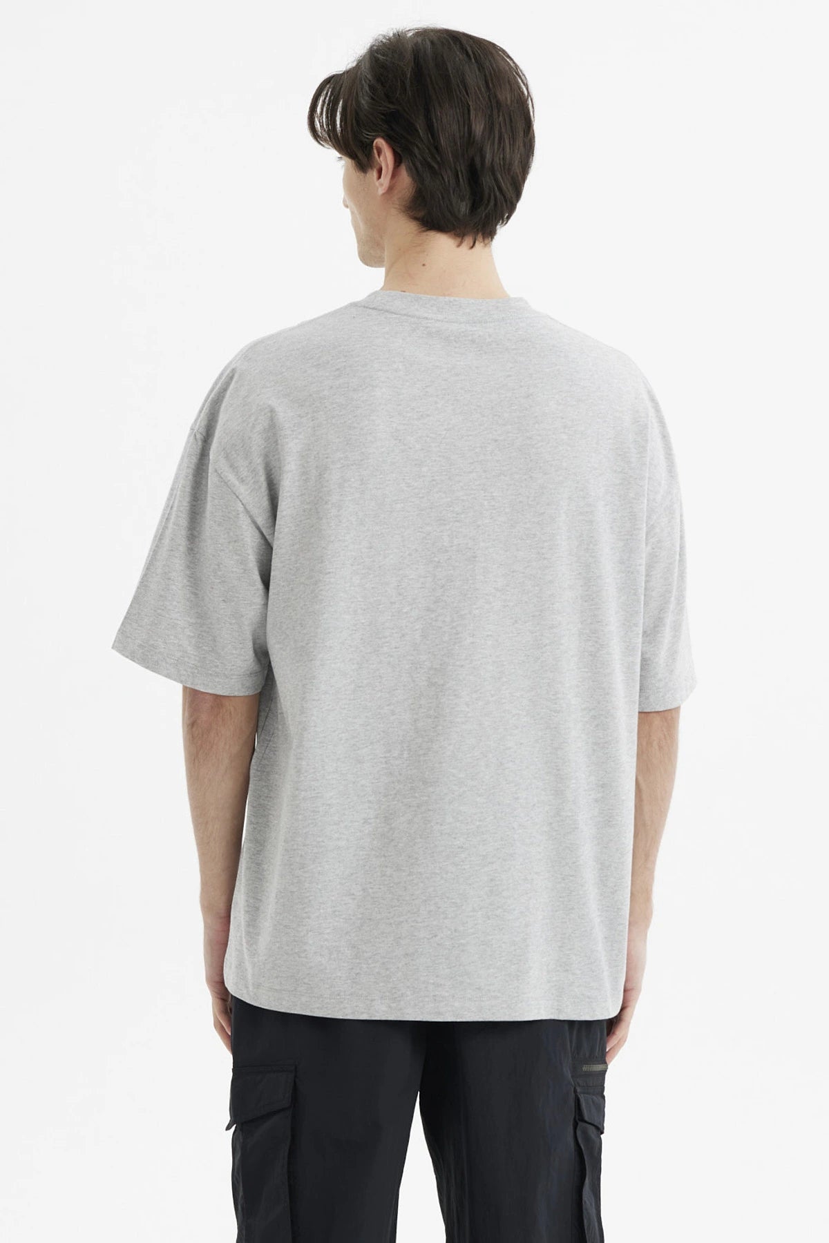 Polera oversize gris melange de hombre con diseño liso ideal para un look relajado y moderno
