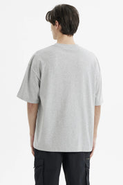 Polera oversize gris melange de hombre con diseño liso ideal para un look relajado y moderno