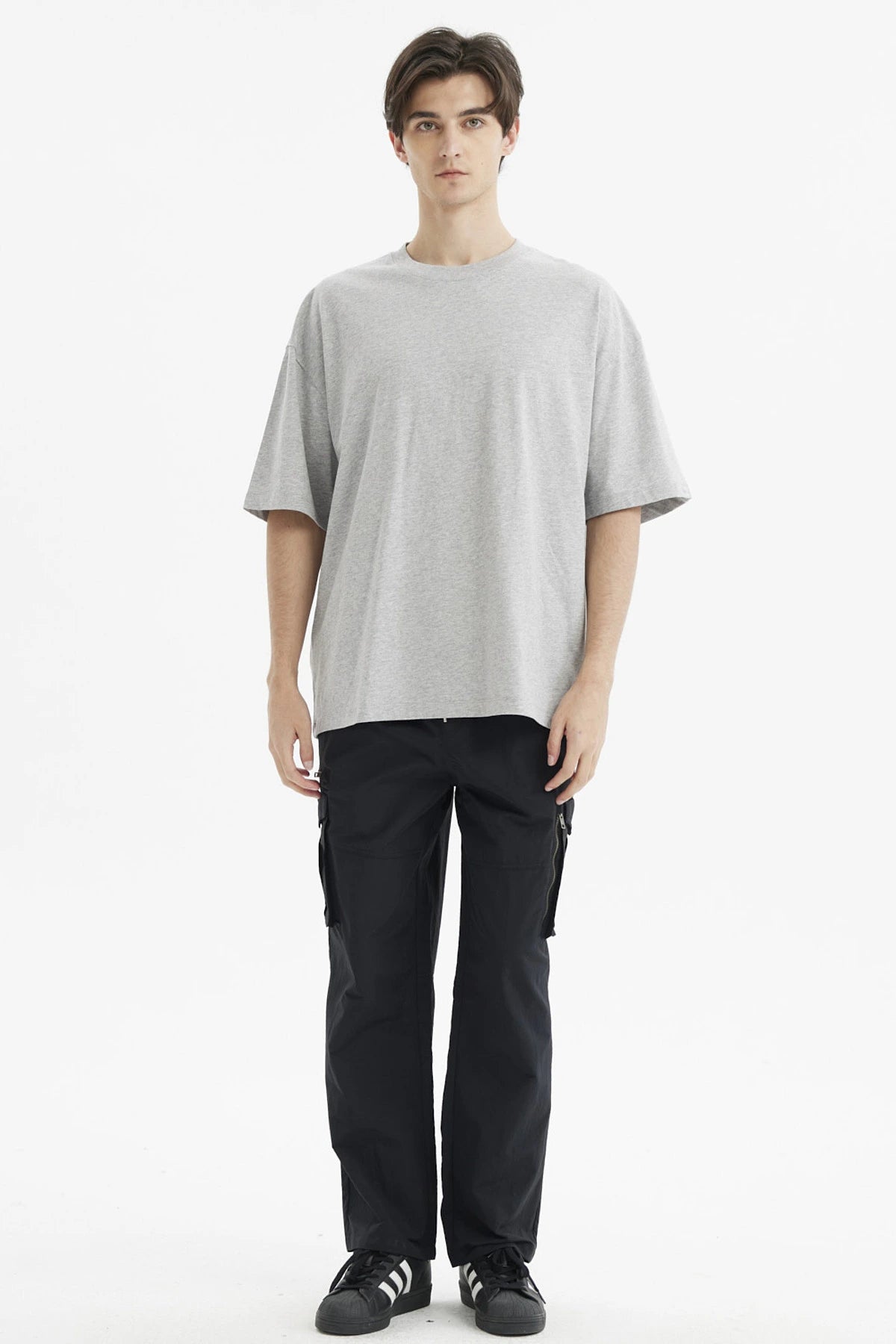 Polera oversize gris melange de hombre con diseño liso ideal para un look relajado y moderno
