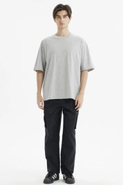 Polera oversize gris melange de hombre con diseño liso ideal para un look relajado y moderno