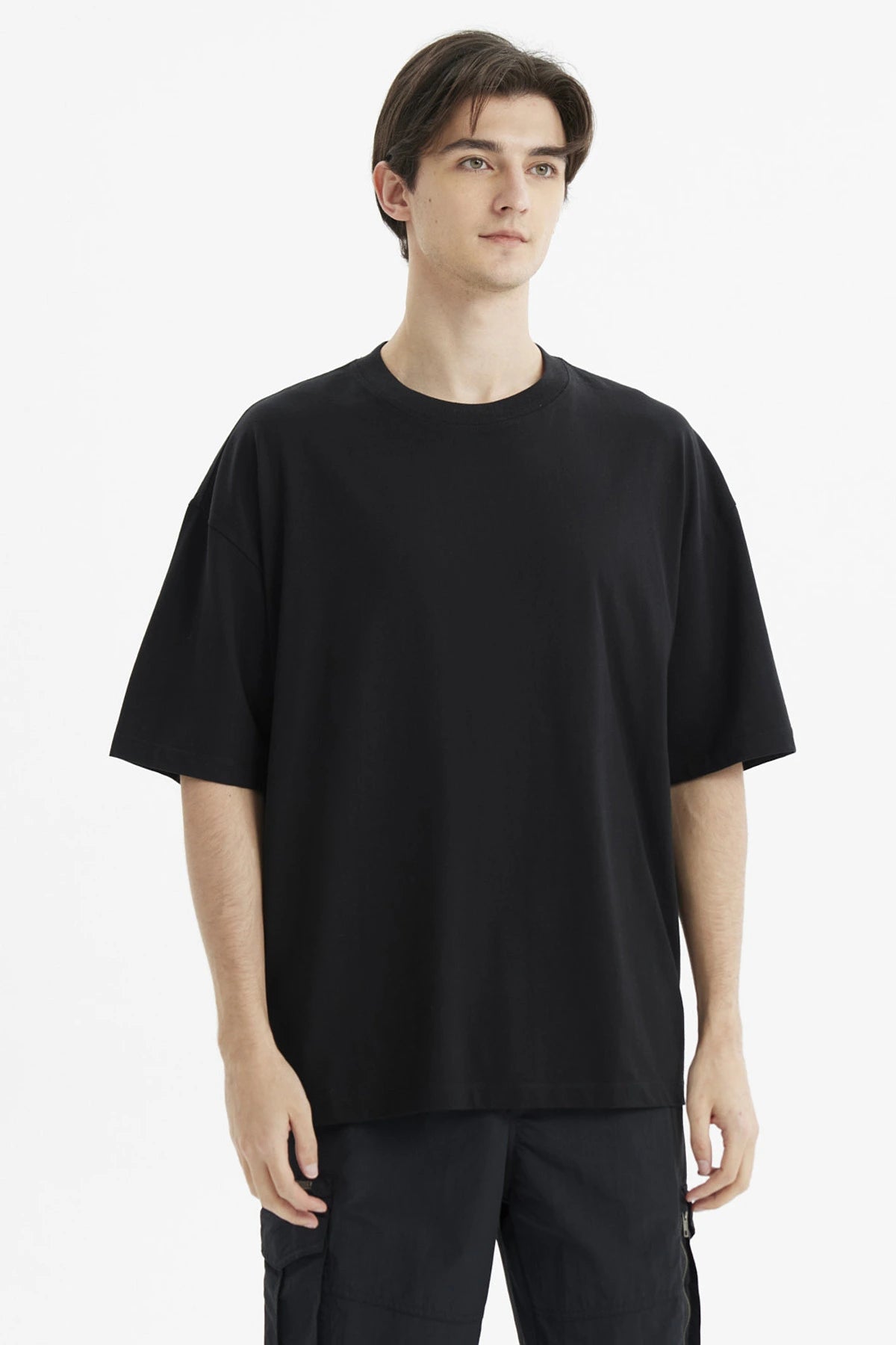 Polera oversize negra lisa para hombre con corte suelto y mangas cortas confeccionada en algodón ideal para un look casual