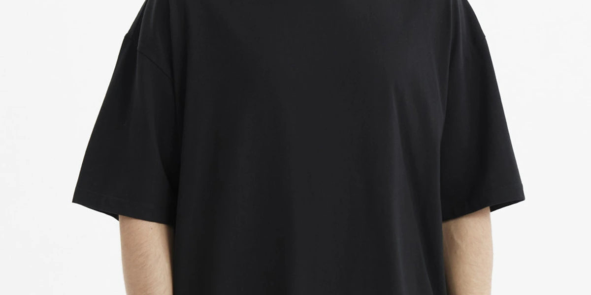 Polera oversize negra lisa para hombre con corte suelto y mangas cortas confeccionada en algodón ideal para un look casual