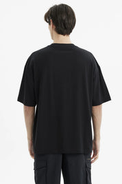 Polera oversize negra lisa para hombre con corte suelto y mangas cortas confeccionada en algodón ideal para un look casual