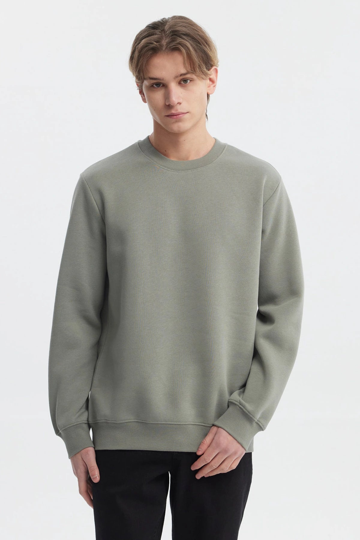 Polerón hombre verde claro liso con cuello redondo y mangas largas ajuste relajado ideal para días frescos
