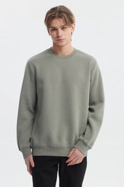 Polerón hombre verde claro liso con cuello redondo y mangas largas ajuste relajado ideal para días frescos
