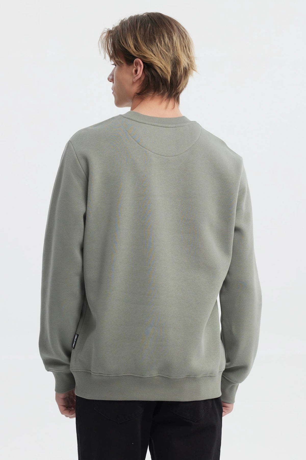 Polerón hombre verde claro liso con cuello redondo y mangas largas ajuste relajado ideal para días frescos
