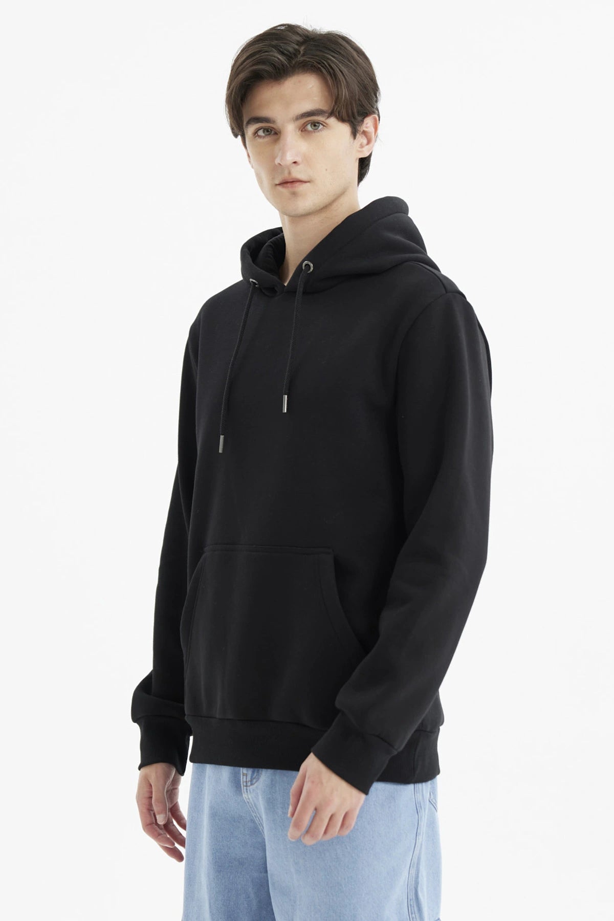 Polerón negro de hombre con capucha y bolsillo delantero estilo canguro diseño liso ideal para un look casual