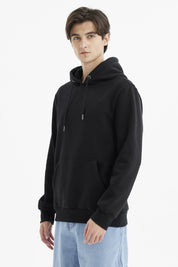 Polerón negro de hombre con capucha y bolsillo delantero estilo canguro diseño liso ideal para un look casual