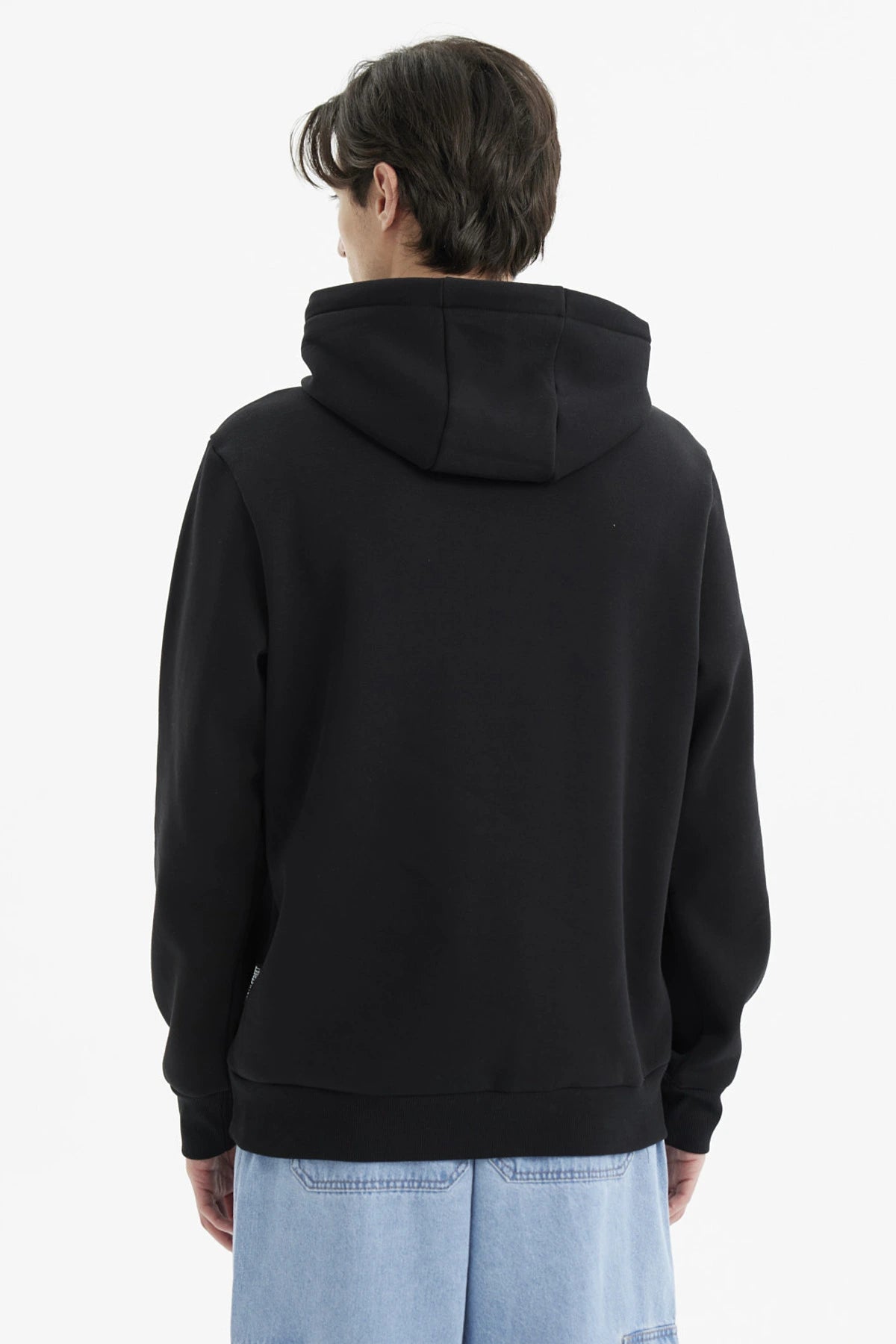 Polerón negro de hombre con capucha y bolsillo delantero estilo canguro diseño liso ideal para un look casual