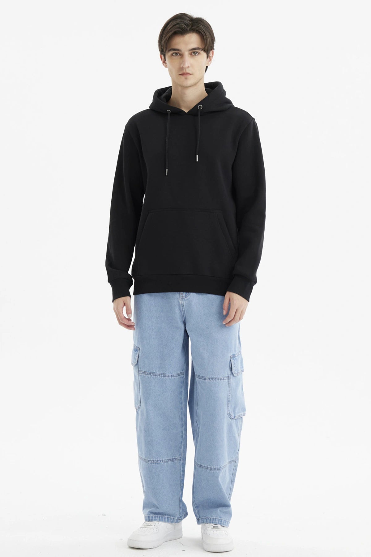 Polerón negro de hombre con capucha y bolsillo delantero estilo canguro diseño liso ideal para un look casual