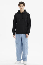 Polerón negro de hombre con capucha y bolsillo delantero estilo canguro diseño liso ideal para un look casual