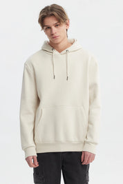 Polerón hombre beige con capucha y bolsillo frontal estilo canguro sin estampa ideal para un look casual y relajado