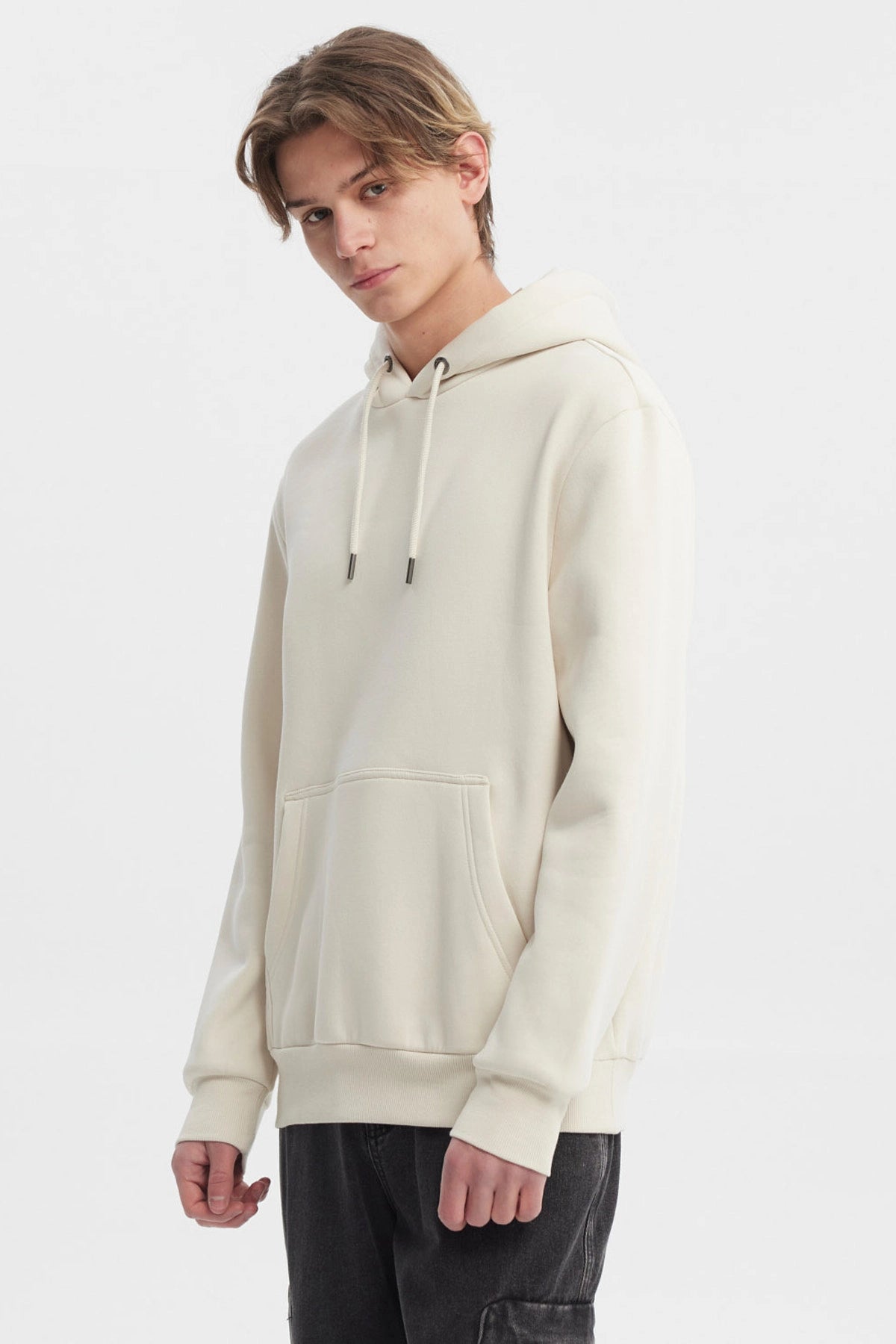 Polerón hombre beige con capucha y bolsillo frontal estilo canguro sin estampa ideal para un look casual y relajado