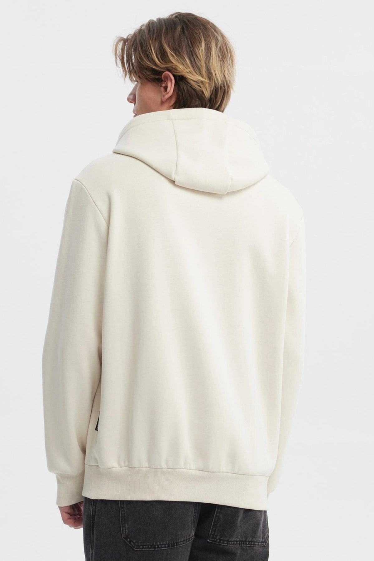 Polerón hombre beige con capucha y bolsillo frontal estilo canguro sin estampa ideal para un look casual y relajado