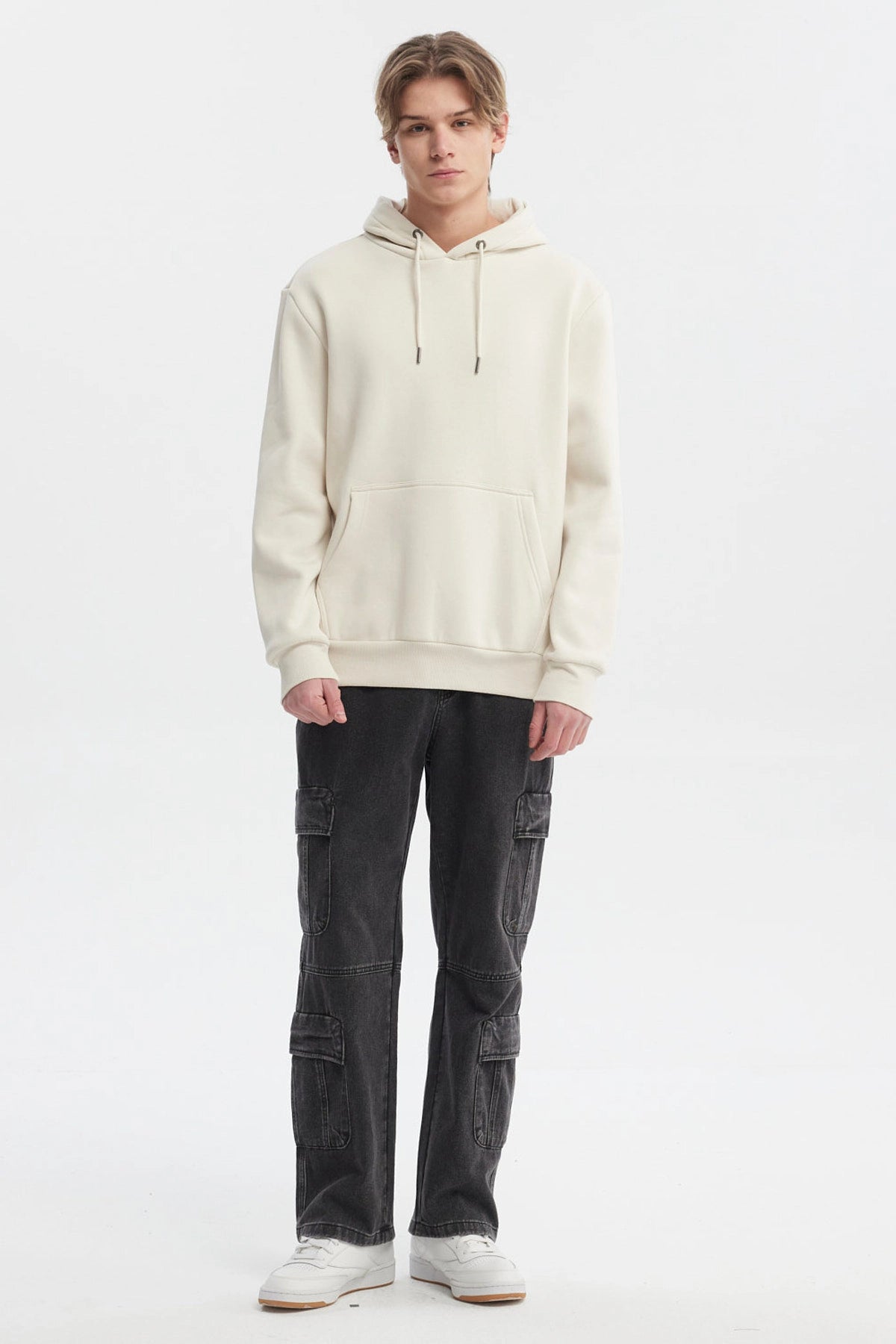 Polerón hombre beige con capucha y bolsillo frontal estilo canguro sin estampa ideal para un look casual y relajado
