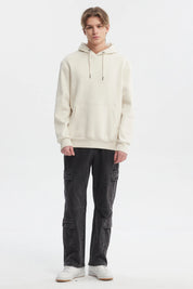 Polerón hombre beige con capucha y bolsillo frontal estilo canguro sin estampa ideal para un look casual y relajado