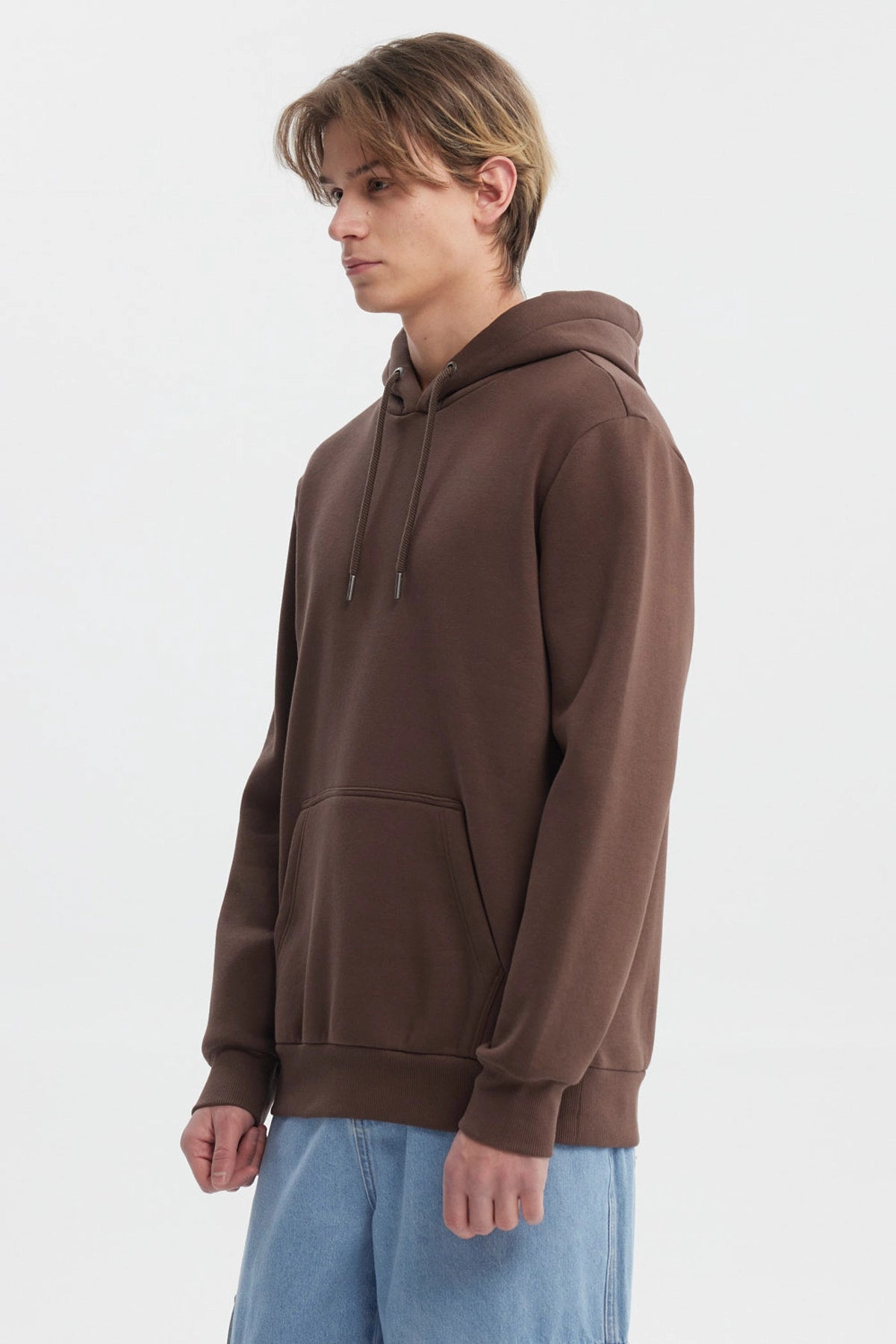 Polerón hoodie hombre chocolate liso con capucha ajustable y bolsillo canguro estilo casual urbano sin estampa visible