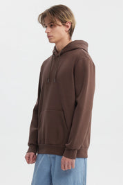 Polerón hoodie hombre chocolate liso con capucha ajustable y bolsillo canguro estilo casual urbano sin estampa visible