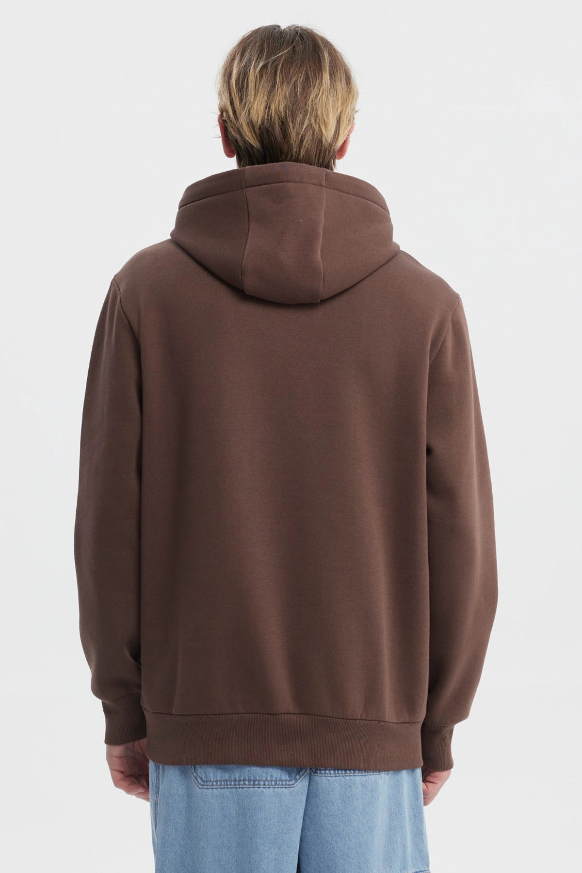 Polerón hoodie hombre chocolate liso con capucha ajustable y bolsillo canguro estilo casual urbano sin estampa visible