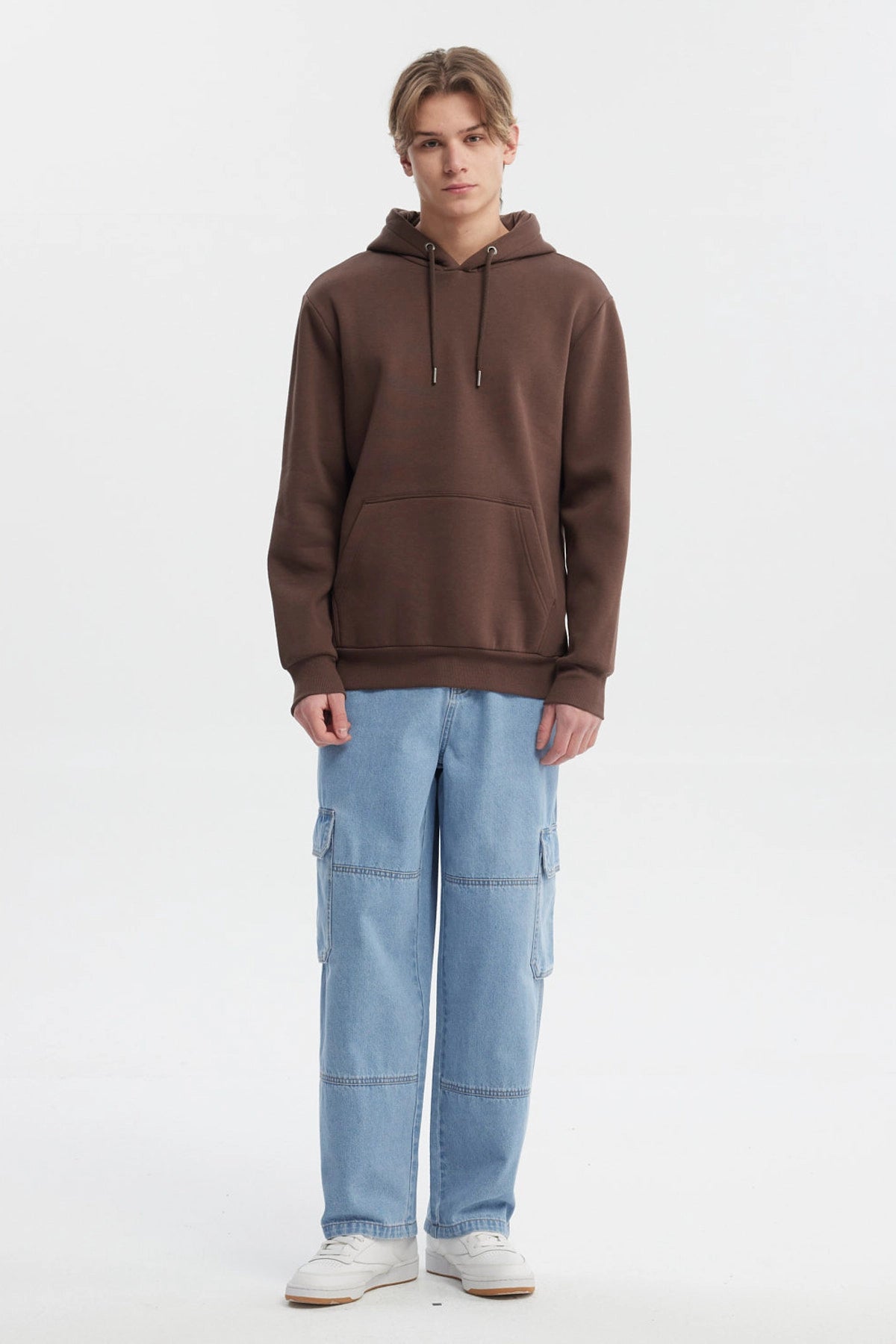 Polerón hoodie hombre chocolate liso con capucha ajustable y bolsillo canguro estilo casual urbano sin estampa visible