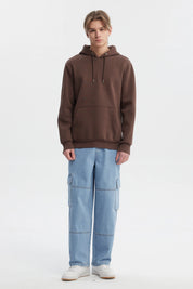 Polerón hoodie hombre chocolate liso con capucha ajustable y bolsillo canguro estilo casual urbano sin estampa visible