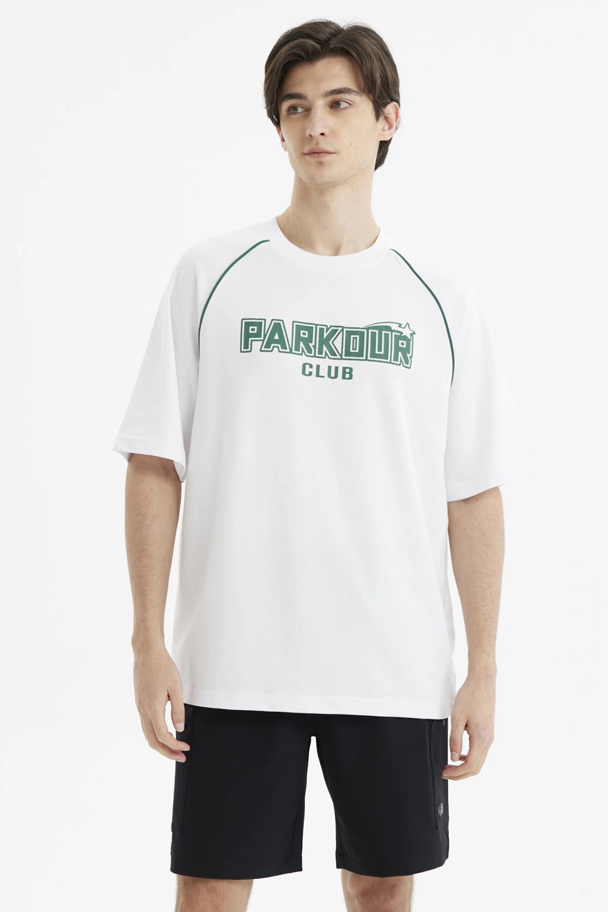 Polera oversize blanca para hombre con estampado Parkour Club en el pecho en letras verdes de estilo deportivo