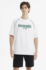 Polera oversize blanca para hombre con estampado Parkour Club en el pecho en letras verdes de estilo deportivo
