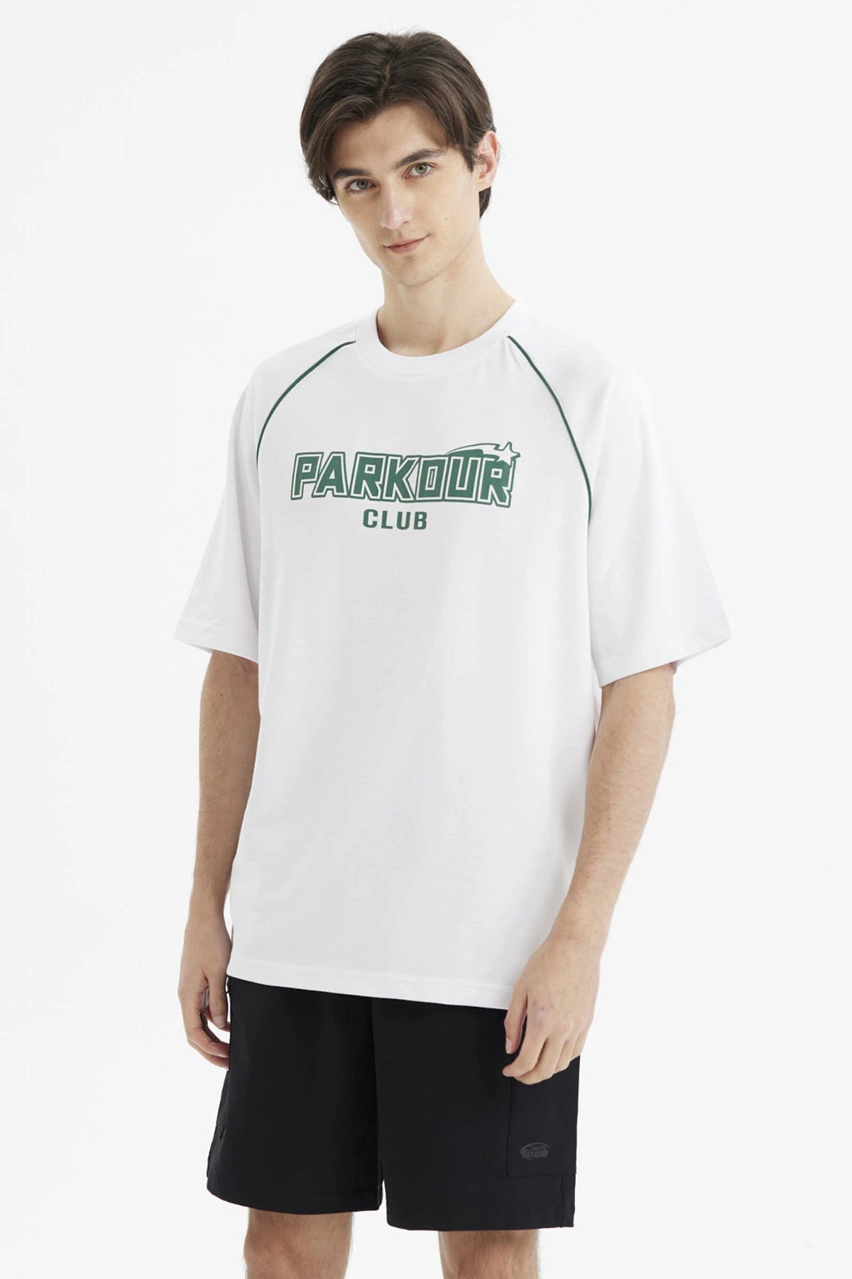 Polera oversize blanca para hombre con estampado Parkour Club en el pecho en letras verdes de estilo deportivo