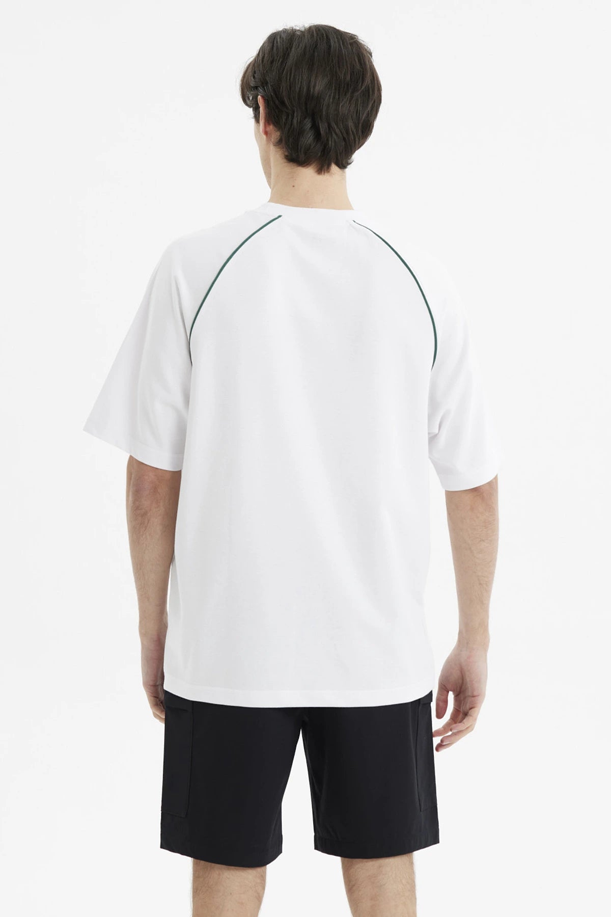 Polera oversize blanca para hombre con estampado Parkour Club en el pecho en letras verdes de estilo deportivo