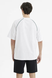 Polera oversize blanca para hombre con estampado Parkour Club en el pecho en letras verdes de estilo deportivo