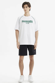 Polera oversize blanca para hombre con estampado Parkour Club en el pecho en letras verdes de estilo deportivo