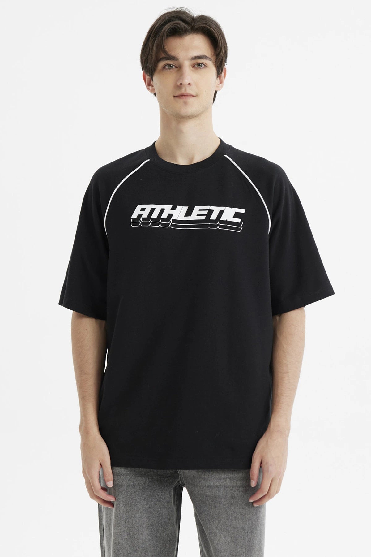 Polera negra oversize para hombre con estampado 'ATHLETIC' en el pecho estilo deportivo