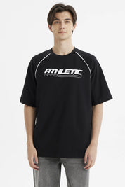 Polera negra oversize para hombre con estampado 'ATHLETIC' en el pecho estilo deportivo