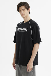 Polera negra oversize para hombre con estampado 'ATHLETIC' en el pecho estilo deportivo