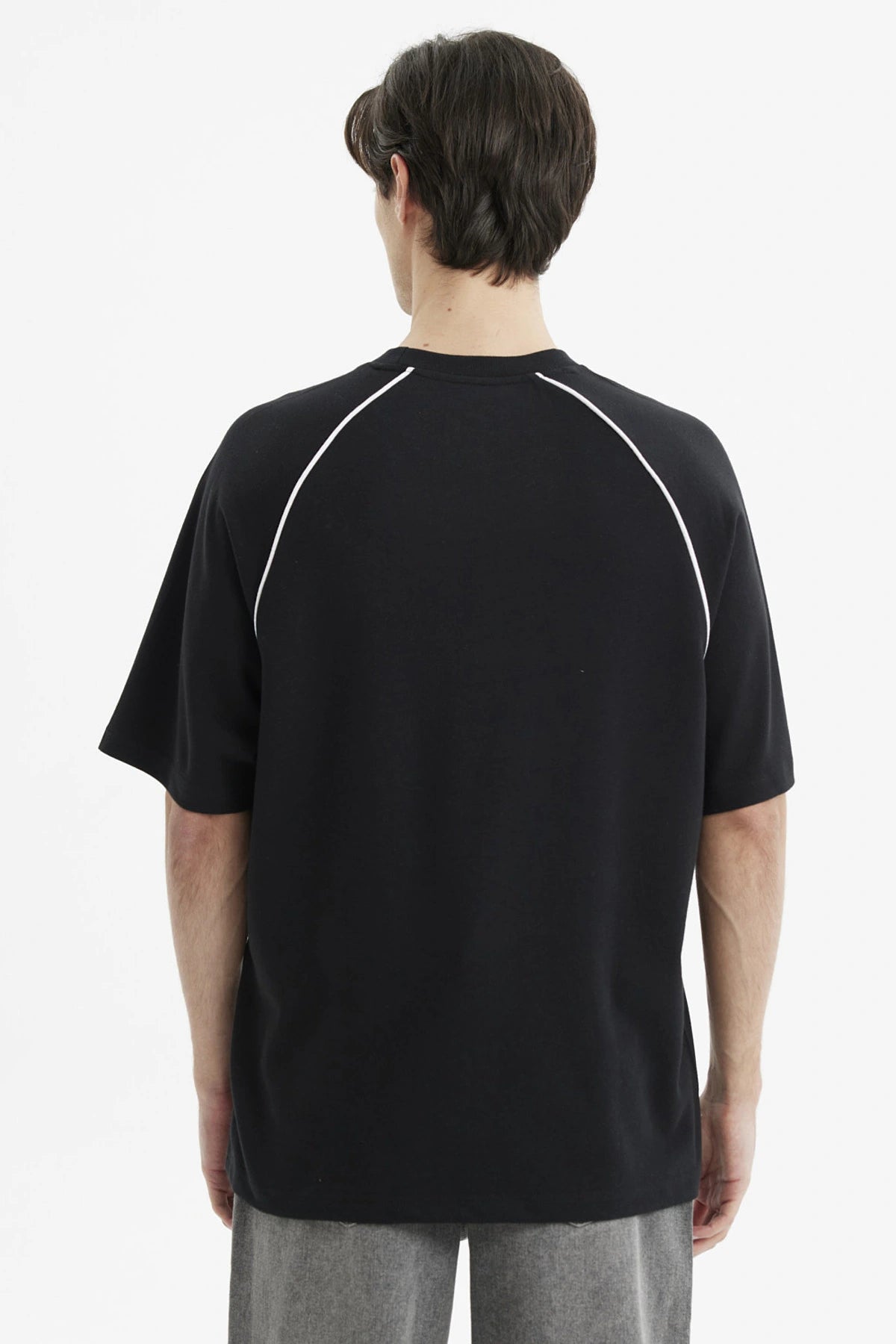 Polera negra oversize para hombre con estampado 'ATHLETIC' en el pecho estilo deportivo