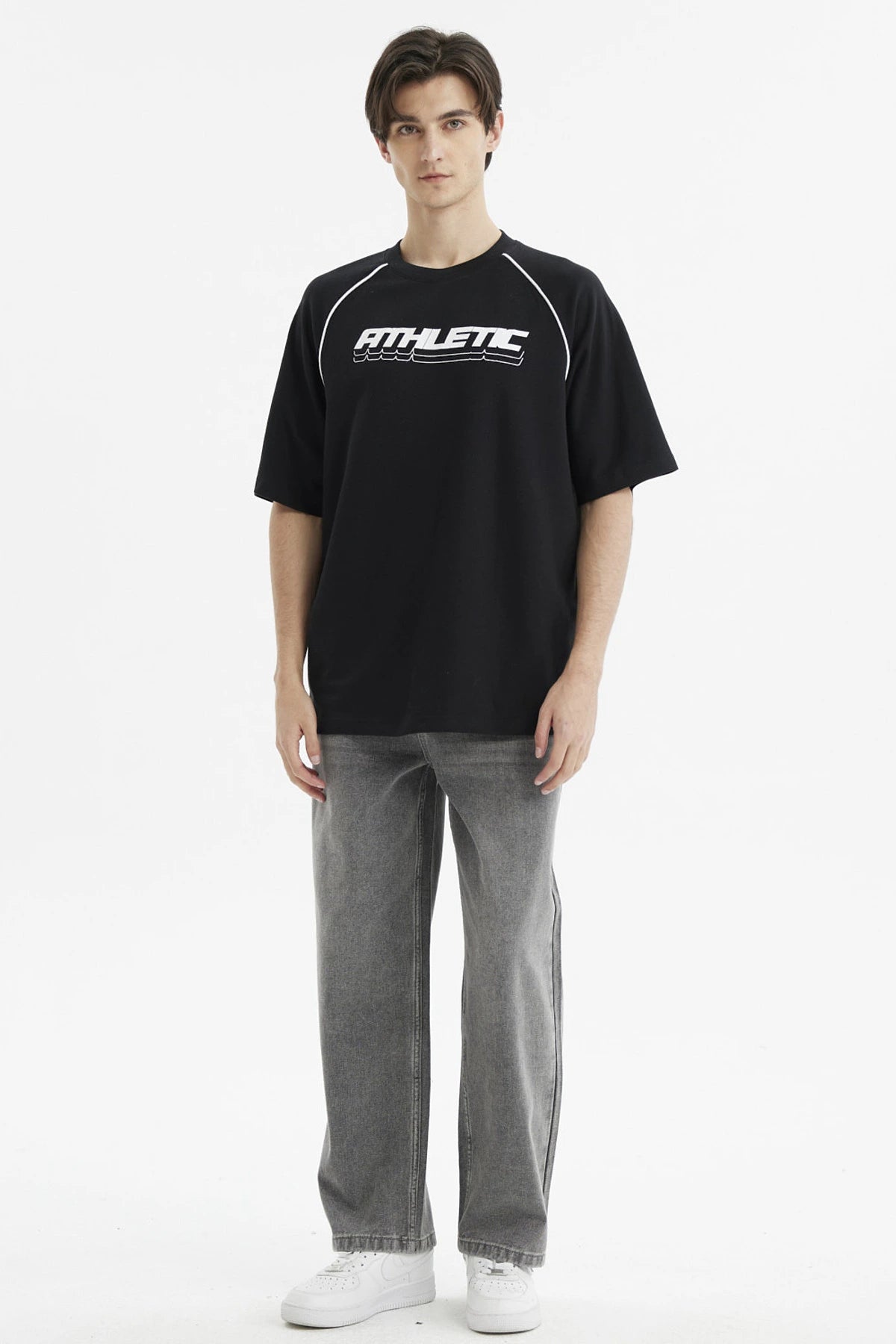 Polera negra oversize para hombre con estampado 'ATHLETIC' en el pecho estilo deportivo