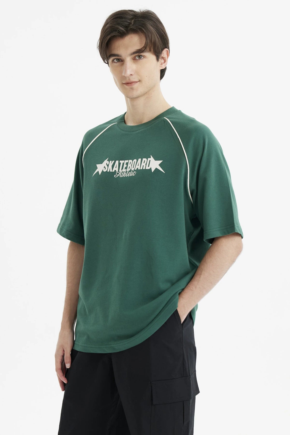 Polera oversize verde para hombre con texto Skateboard Athletic en el pecho estilo deportivo relajado y cómodo