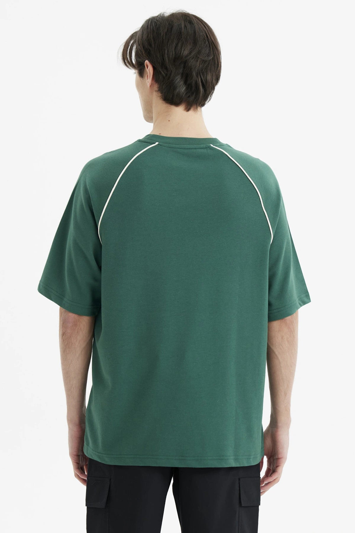 Polera oversize verde para hombre con texto Skateboard Athletic en el pecho estilo deportivo relajado y cómodo