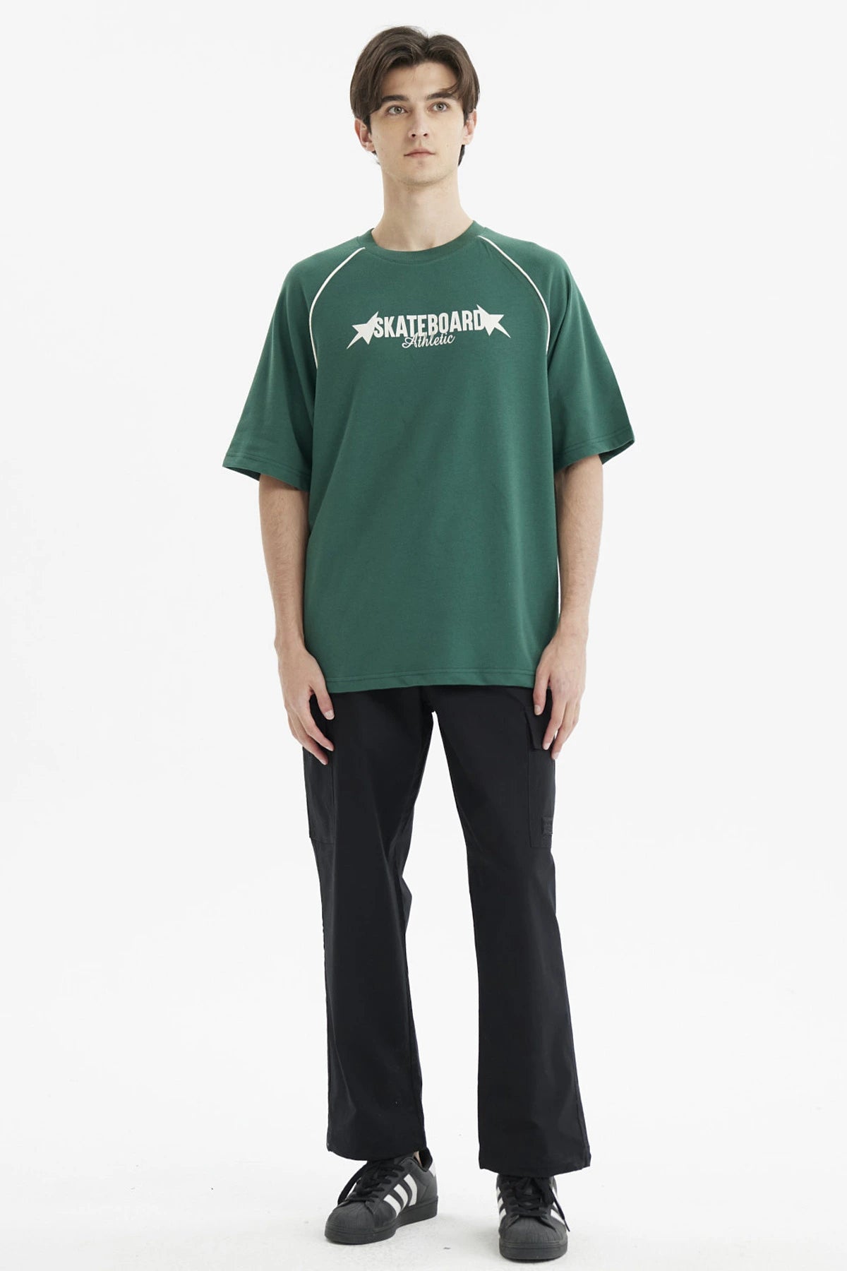 Polera oversize verde para hombre con texto Skateboard Athletic en el pecho estilo deportivo relajado y cómodo