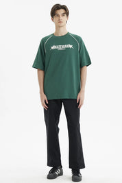 Polera oversize verde para hombre con texto Skateboard Athletic en el pecho estilo deportivo relajado y cómodo