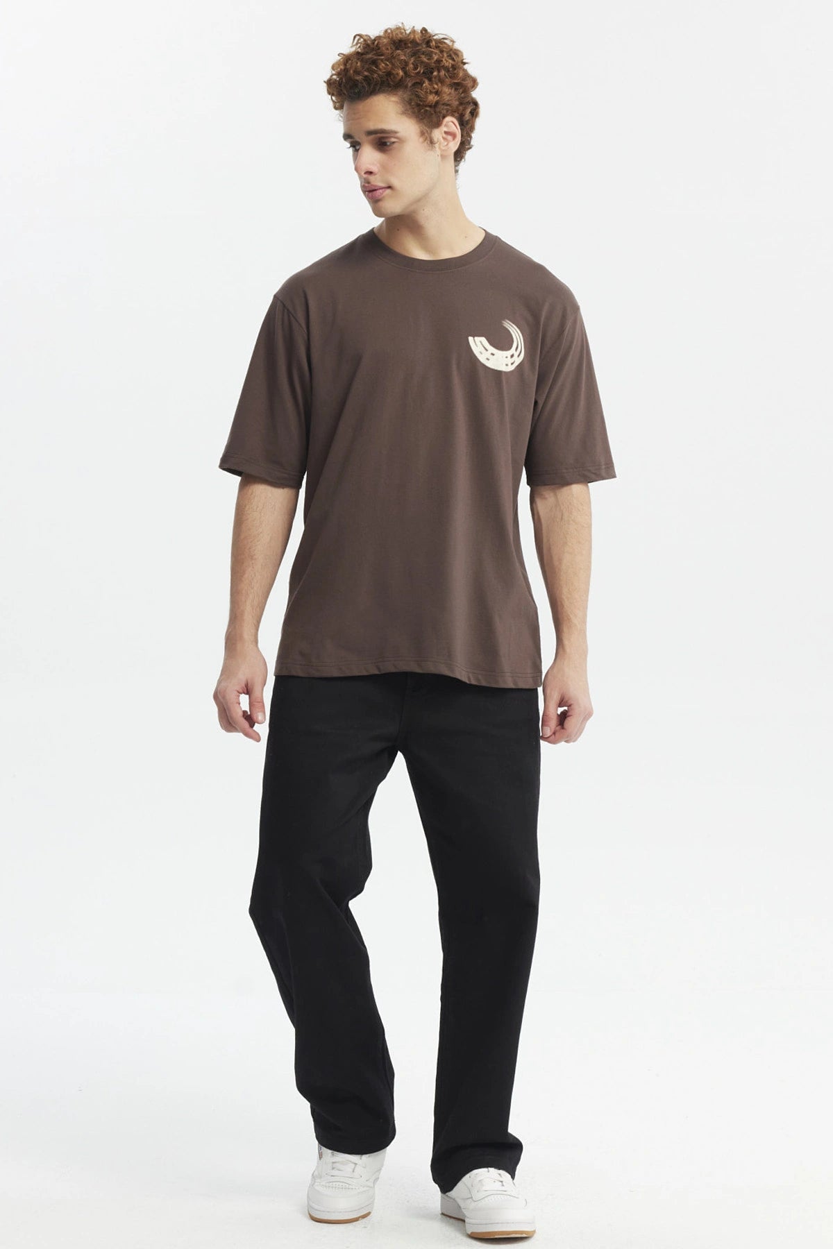 Polera oversize chocolate con estampado pequeño de media luna blanca en el pecho estilo minimalista