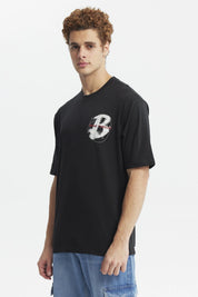 Polera oversize negra con estampado pequeño de letra H y texto Break Through en el pecho diseño moderno y minimalista