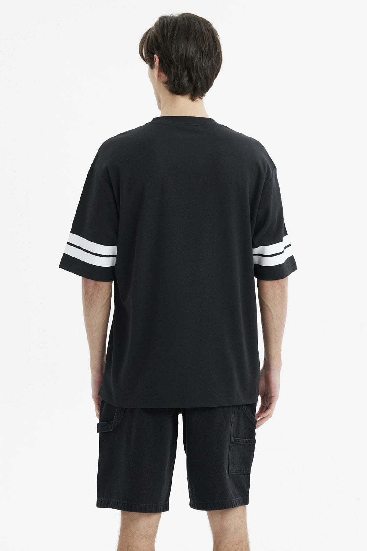 Polera oversize negra con estampado frontal New York Brooklyn y texto Strive to be better estilo urbano casual