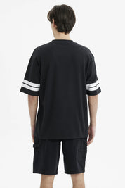 Polera oversize negra con estampado frontal New York Brooklyn y texto Strive to be better estilo urbano casual